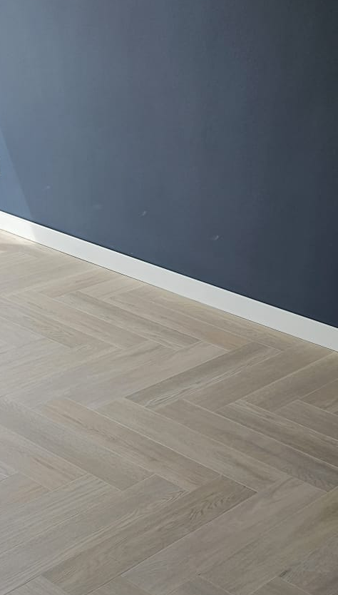 Hoge plinten (tot 9cm) plaatsen en afkitten per strekkende meter